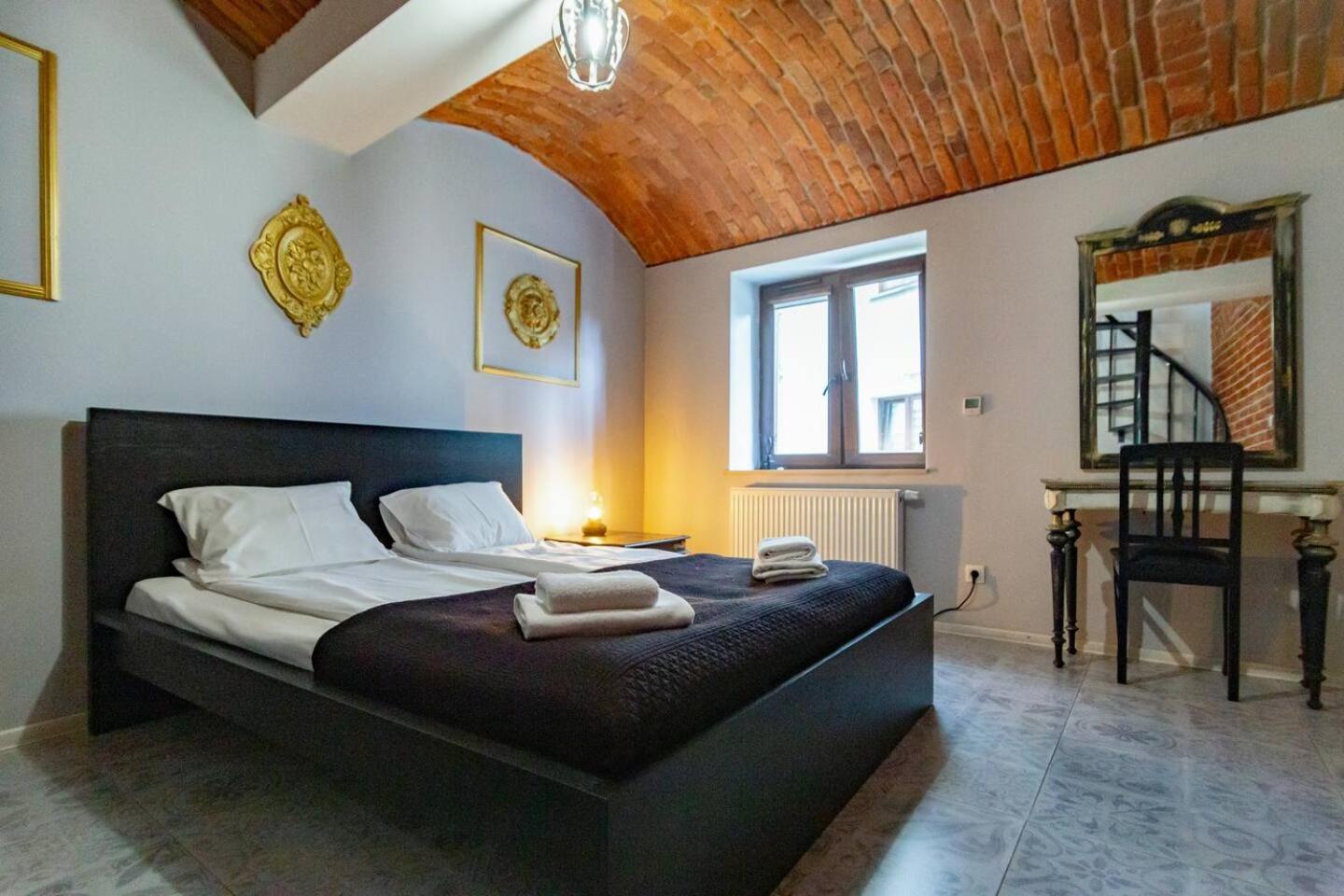 Golden House - Cosy 2